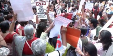 Leftist groups accuse cops of harassing women protestors; demonstrate outside Delhi Police HQ