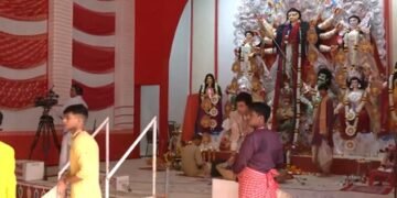Devotees gather at CR Park Kali Bari temple to celebrate Maha Saptami