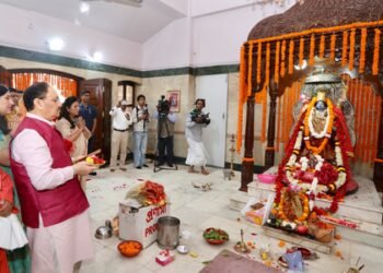 JP Nadda offers prayers to Maa Durga at Jhandewalan Temple, CR Park