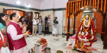 JP Nadda offers prayers to Maa Durga at Jhandewalan Temple, CR Park