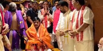 MP CM attends Vijayawada Utsav, offers prayers at Kanaka Durga temple