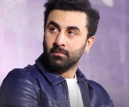 Ranbir Kapoor showcases singing talent, croons ‘Kabira’ at Durga Puja pandal during Navratri