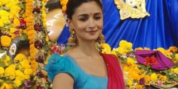 Alia Bhatt opts for a traditional Bengali look as she attends Durga Puja celebration