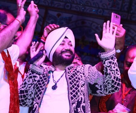 Daler Mehndi confronted by Uttarakhand Minister Subodh Uniyal: Bol toh jaa nahi raha