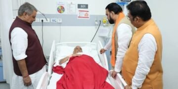 Bihar CM visits hospitalised Neeraj Kumar in Patna