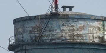 Man climbs water tank with child in Jharkhand, brought down after 4 hours of persuasion