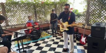 Saif Ali Khan plays electric guitar, sets up mini band show in balcony