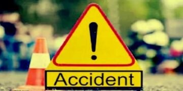 Traveller van rams into trailer truck while overtaking; 3 dead, 18 injured