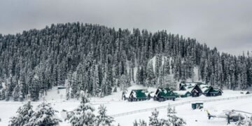 J&K: Night temperature drops below freezing point in Gulmarg, Pahalgam