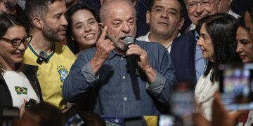 Lula calls Flavio Bolsonaro’s departure from Brazil ‘shameful’