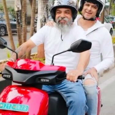 Palash Sen recalls medical college days as he rides two-wheeler to Mumbai concert