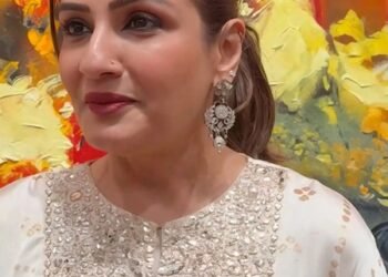 Raveena Tandon receives a special birthday wish from Bhagyashree