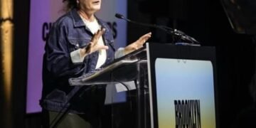 Amy Poehler wants more kissing scenes in ‘The Pitt’