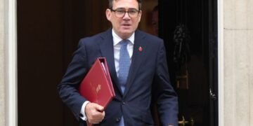 UK announces extra 10-billion-pound support for Ukraine
