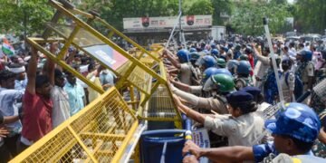 Sub-Inspector candidates clash with police in Patna over recruitment cancellation