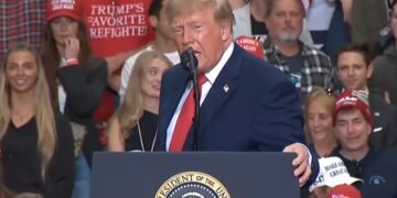 ‘This war is not over’: Obama, Trump trade fire in midterms’ closing week