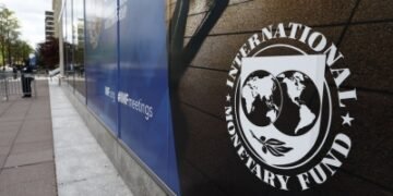 IMF warns global economic risks persist