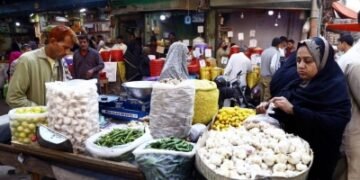 People in Pakistan face problems due to rise in prices of fuel and food