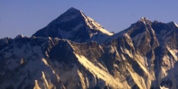 Nepal suspends Himalayan trekking permits amid heavy snowfall, avalanche risk