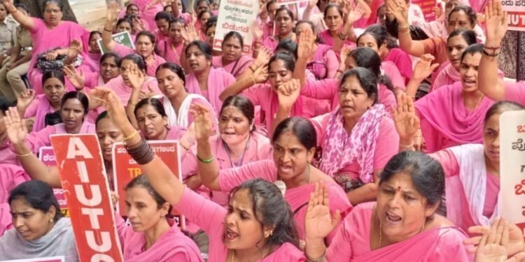 K’taka ASHA Workers Week-Long Protest Highlights Demand for ₹15,000 Monthly Honorarium