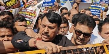 Gujarat Congress Accuses Police of Targeting Party Workers, Stages Protest